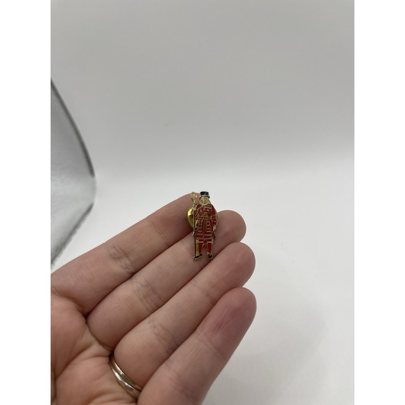 Vintage Royal Soldier Red Uniform Pin - Picture 1 of 3